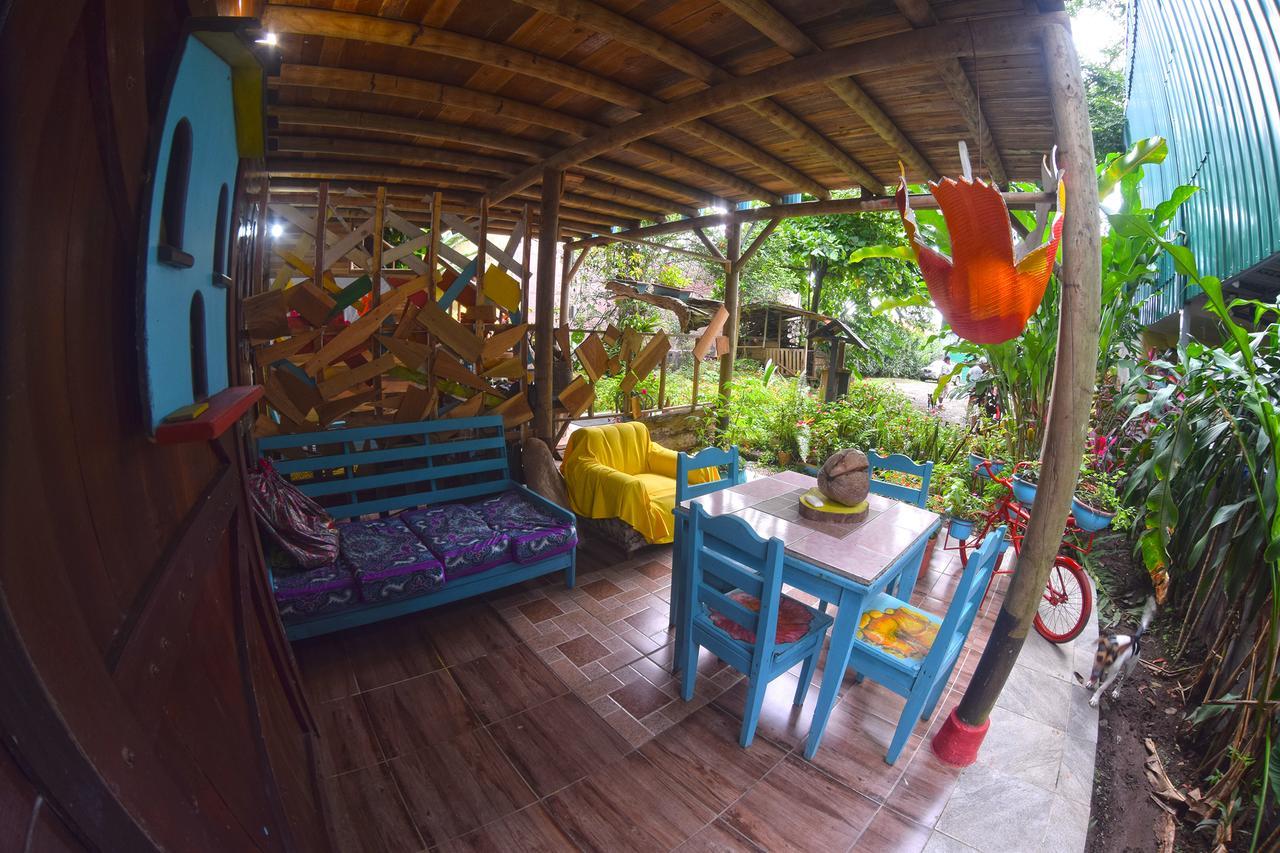 Wood House Hostel La Fortuna Exterior foto